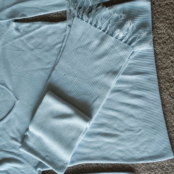 Sweater & Scarf - Picture 4 of 17